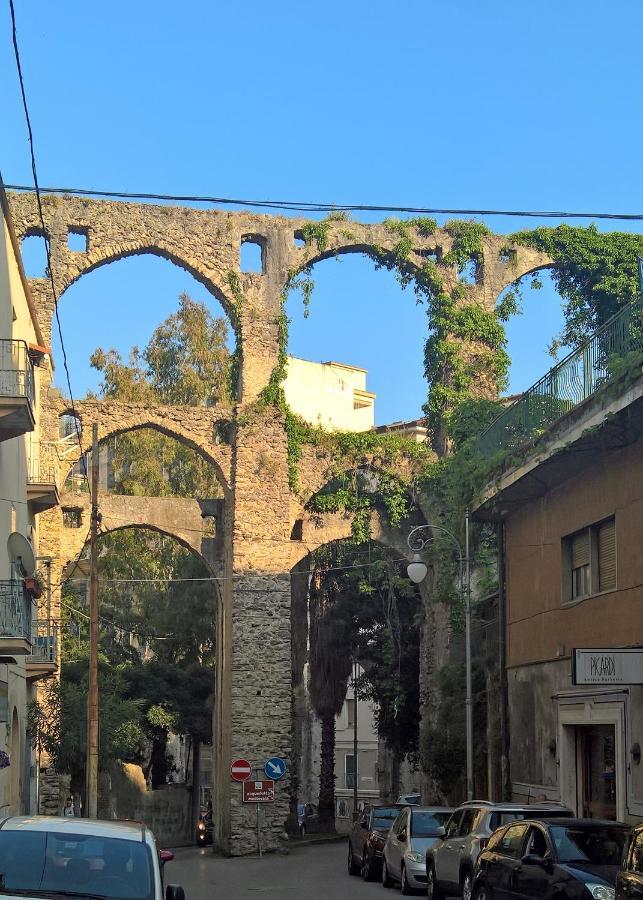 Casa Vacanze Archi Medievali Villa Salerno Exterior foto